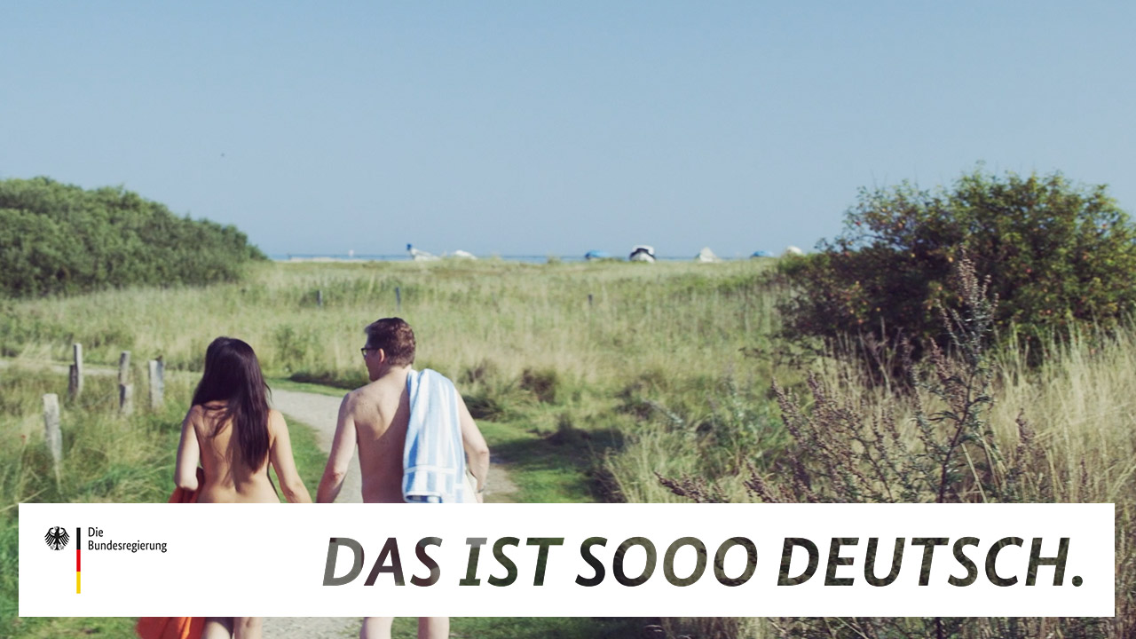 Besucher eines FKK-Strands auf einem Plakat der Reihe "Das ist sooo deutsch."