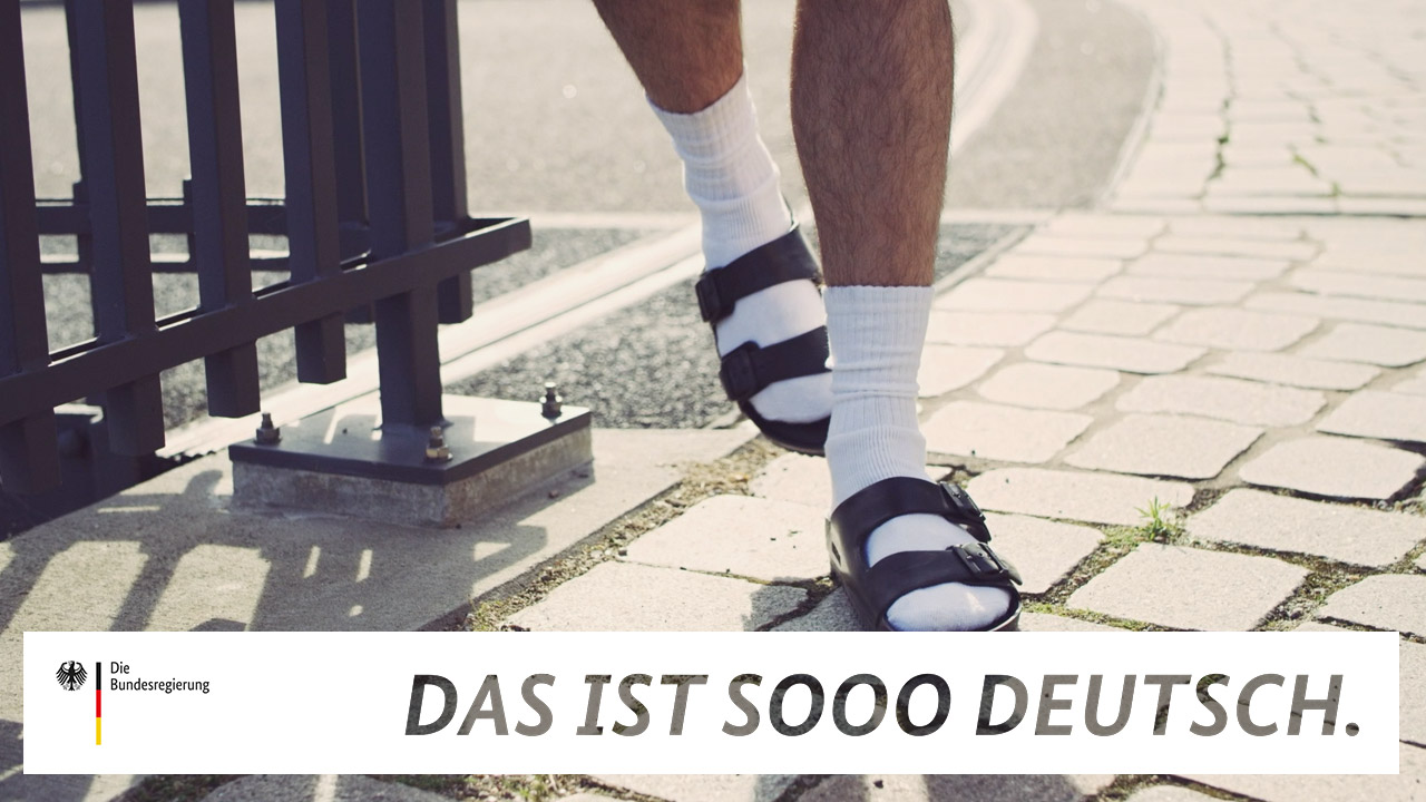 Socken in Sandalen in einem Video der Reihe "Das ist sooo deutsch."