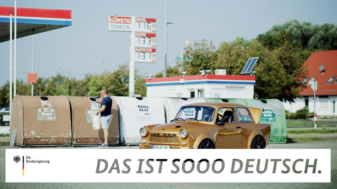 Ein Trabi in einem Video der Reihe "Das ist sooo deutsch." Der Besitzer ist dabei, Bunt- und Weißglas zu trennen.