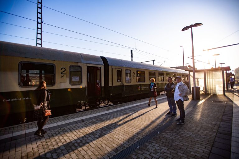 Im gleichen Zug, mit dem 1989 die Prager Botschaftsflüchtlinge nach Hof gefahren waren, fuhren die Gäste ab Dresden nach Prag.