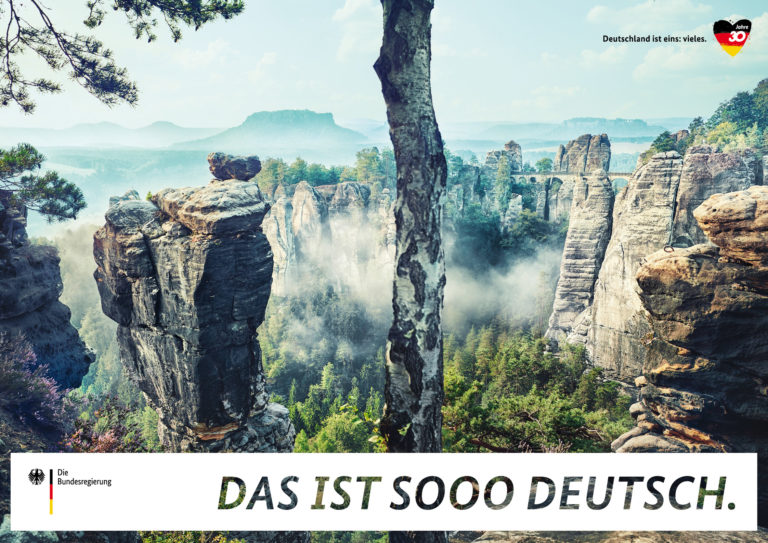 Das Elbsandsteingebirge auf einem Plakat der Kampagne "Deutschland ist eins: vieles".