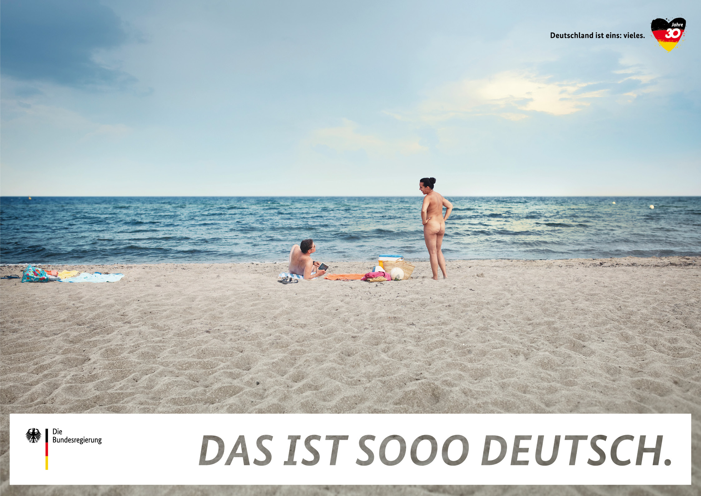 Besucher eines FKK-Strands auf einem Plakat der Kampagne "Deutschland ist eins: vieles".