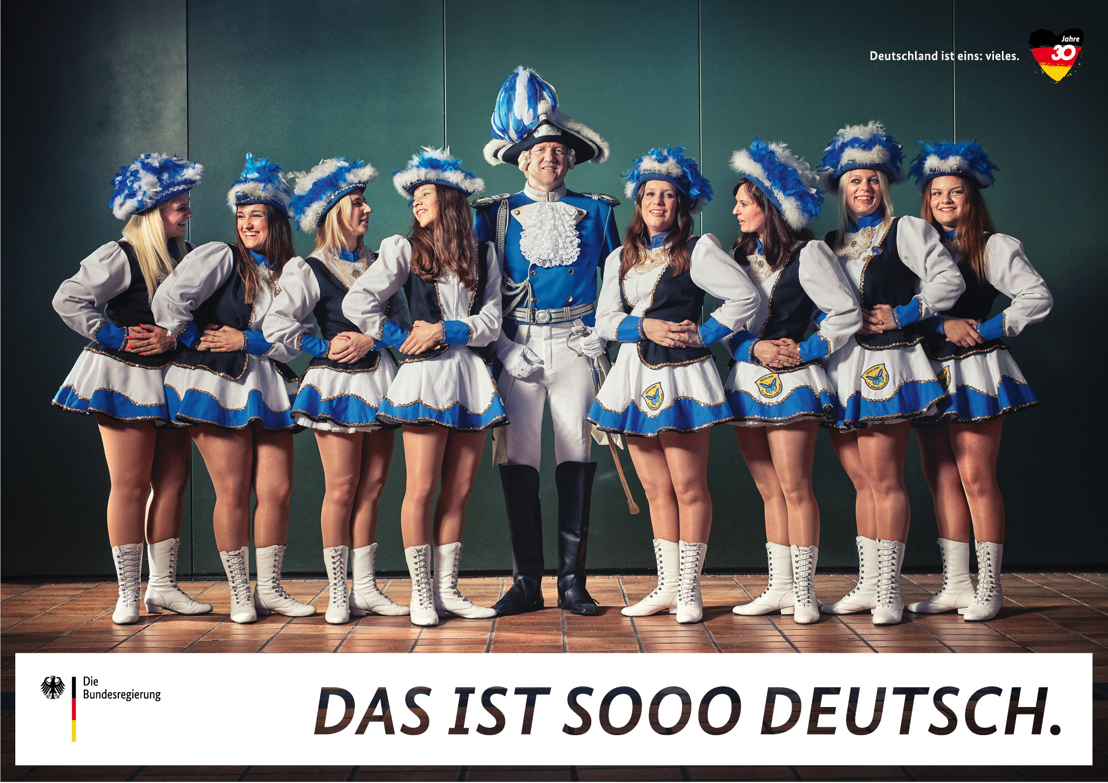 Die Funkenmariechen eines Faschingsvereins auf einem Plakat der Kampagne "Deutschland ist eins: vieles".