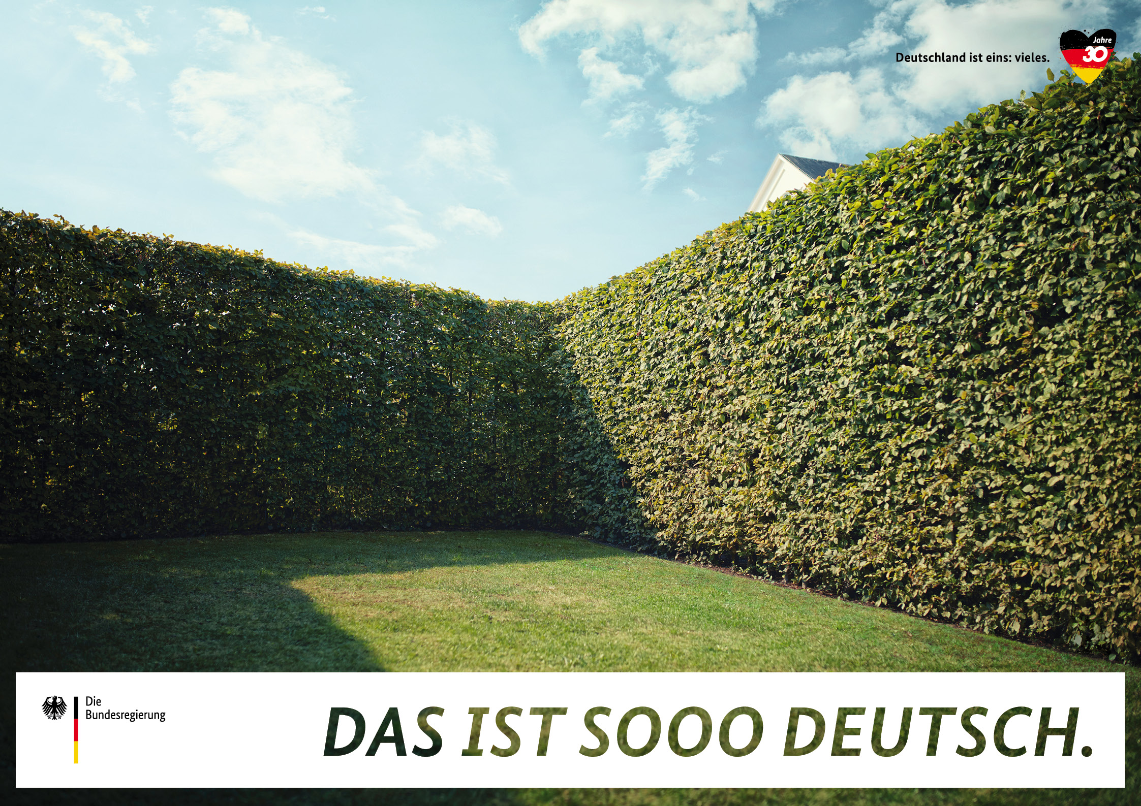 Eine akkurat geschnittene Hecke auf einem Plakat der Kampagne "Deutschland ist eins: vieles".