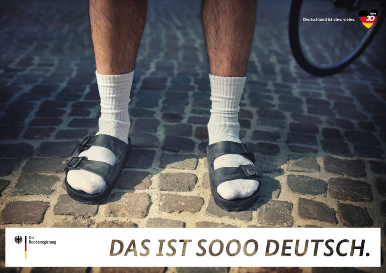 Ein Foto von Socken in Sandalen auf einem Plakat der Kampagne "Deutschland ist eins: vieles".