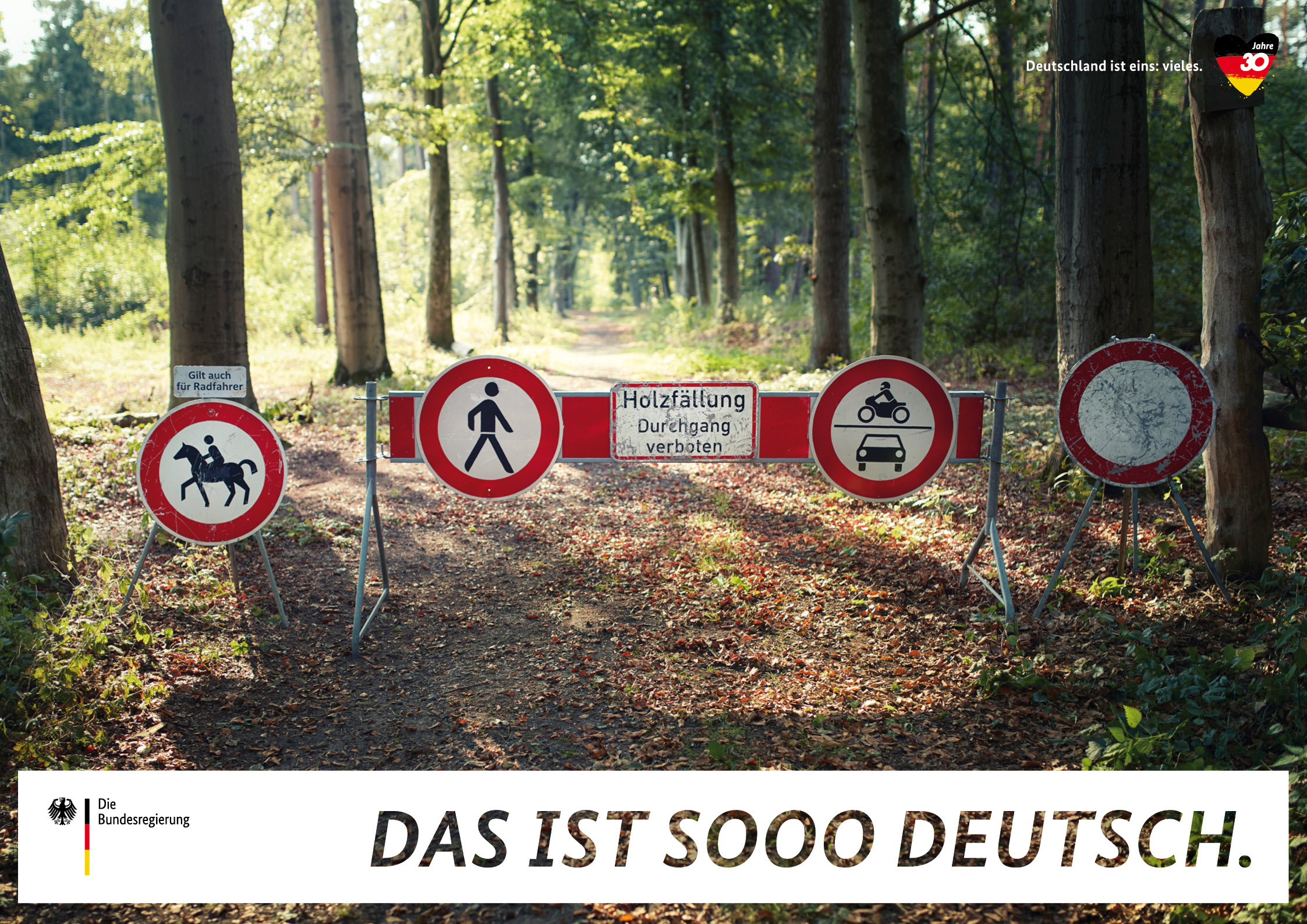 Verbotsschilder an einem Waldweg auf einem Plakat der Kampagne "Deutschland ist eins: vieles".
