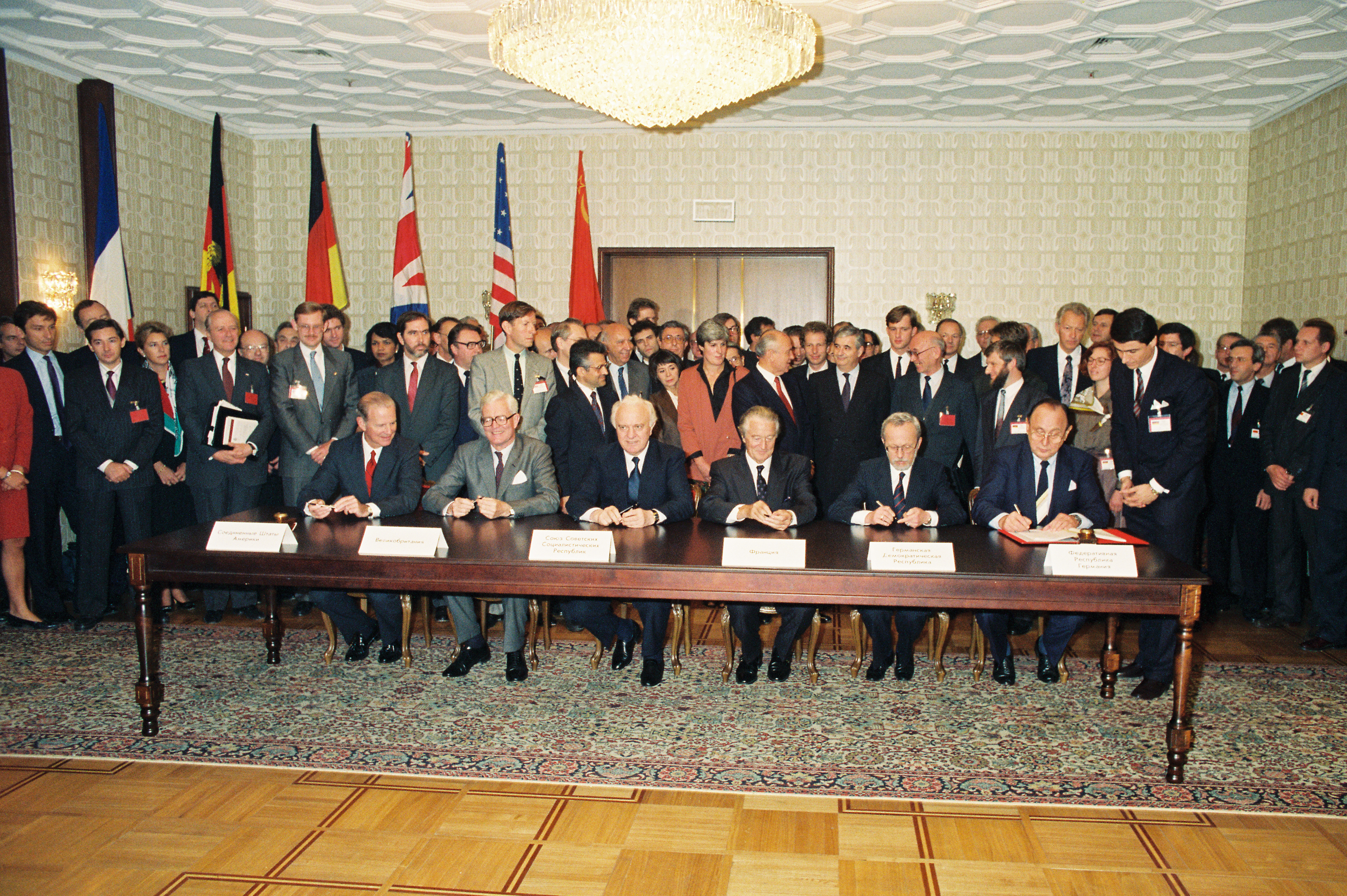 Die Außenminister Hans-Dietrich Genscher (Bundesrepublik Deutschland), DDR-Ministerpräsident Lothar de Maizière, Roland Dumas (Frankreich), Eduard Schewardnadse (UdSSR), Douglas Hurd (Großbritannien) und James Baker (USA) unterzeichnen den "Vertrag über die abschließende Regelung in Bezug auf Deutschland" in Moskau.