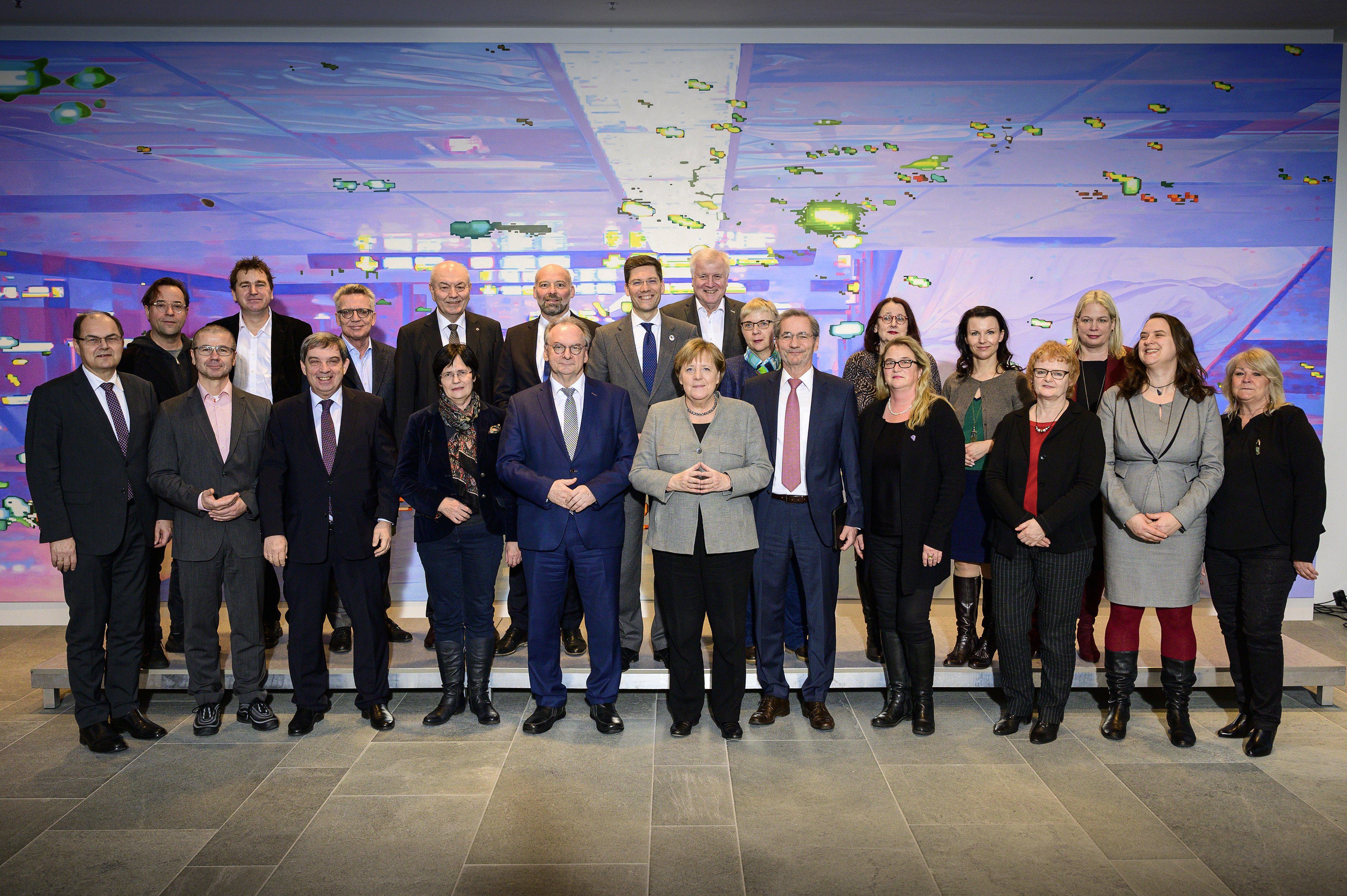 Group photo of members of the Commission on the 30th Anniversary of the Peaceful Revolution and German Reunification, with Federal Chancellor Angela Merkel and Federal Minister of the Interior, Building and Community Horst Seehofer both standing in the middle.