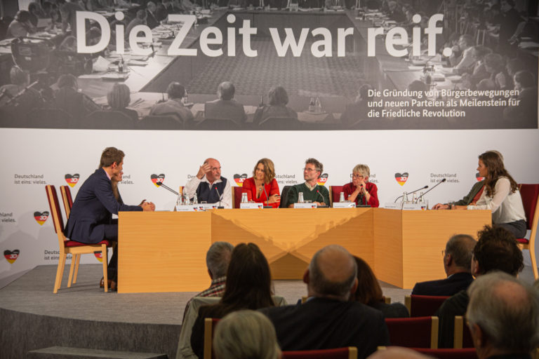 Über den Gründungsmut und die politischen Rahmenbedingungen im Herbst 1989 sprachen u. a. Rainer Eppelmann (Demokratischer Aufbruch), Martin Klähn (Neues Forum) und Almuth Berger (Demokratie Jetzt) in einer Gesprächsrunde.