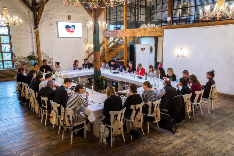 Beim gemeinsamen Essen erfuhren die Studierenden von den Erlebnissen der Bürgerrechtlerinnen und Bürgerrechtler.